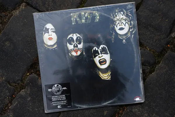 Lviv, Ukrayna - 13 Mayıs 2025: Glam rock tarzını vurgulayarak 1974 'ten kalma ilk KISS albümü.