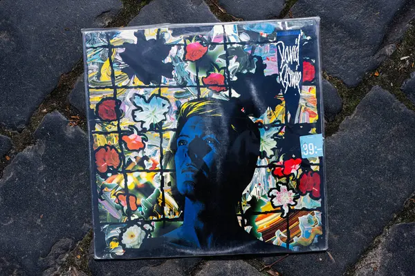 Lviv, Ukrayna - 13 Mayıs 2025: David Bowie 'nin 1984 tarihli canlı ve sanatsal kapak tasarımının yer aldığı' Tonight 'albümünün kapanışı.