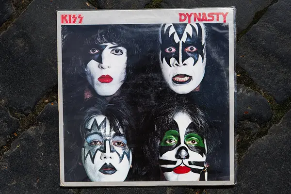 Lviv, Ukrayna - 13 Mayıs 2025: Kiss 1979 'un Vinil albüm kapağı Hanedanlığı, özgün makyaj sanatının yer aldığı.