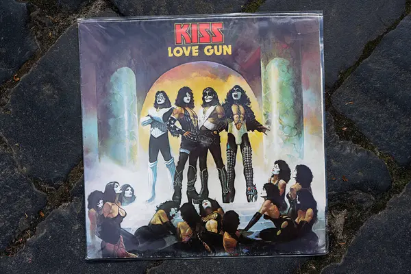 Lviv, Ukrayna - 13 Mayıs 2025: KISS 1977 rock albümü Love Gun 'ın vinil kapağı
