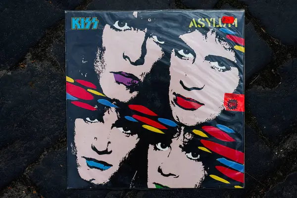 Lviv, Ukrayna - 13 Mayıs 2025: 1985 Kiss Asylum albümünün kapağı.