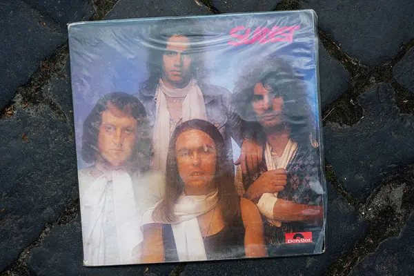 Lviv, Ukrayna - 13 Mayıs 2025: Klasik 1973 Slade Sladest derleme albüm kapağı desenli bir yüzey üzerinde klasik estetik ile çekildi