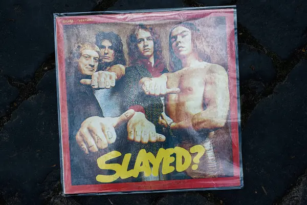 Lviv, Ukrayna - 13 Mayıs 2025: Slade 'in 1972' de hit olan 'Slaid? Klasik rock tarzında..