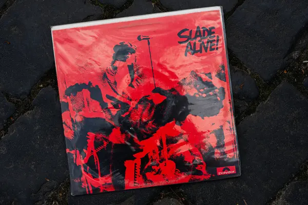 Lviv, Ukrayna - 13 Mayıs 2025: Slade 'in 1972 yılındaki Iconic rock albümü dinamik sanat eserleriyle dolu bir kaldırımda sergilendi