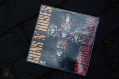 Lviv, Ukrayna - 13 Mayıs 2025: 1987 tarihsiz klasik Guns N 'Roses çığır açan albümünün Vinil kapağı. 