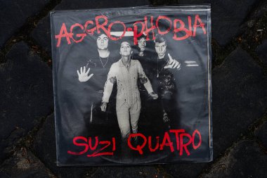 Lviv, Ukrayna - 13 Mayıs 2025: 70 'lerden kalma Vintage Suzi Quatro Aggro-Fobia albüm kapağı