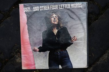 Lviv, Ukrayna - 13 Mayıs 2025: 1979 Suzi Quatro rock Suzi 'nin kapağı... ve diğer dört harfli albüm