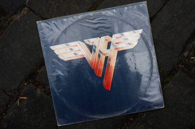 Lviv, Ukrayna - 13 Mayıs 2025: 1979 'dan kalma bir Van Halen plak plağının yakın çekimi