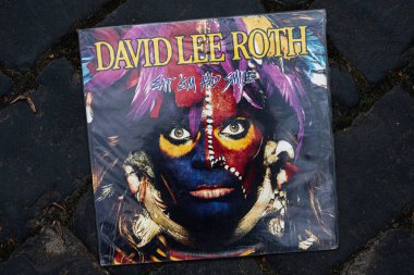 Lviv, Ukrayna - 13 Mayıs 2025: David Lee Roth 'un ilk albümü Eat' Em and Smile açık havada sergilendi