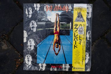 Lviv, Ukrayna - 13 Mayıs 2025: Def Leppard High 'n' Dry 1981 albüm kapağı 