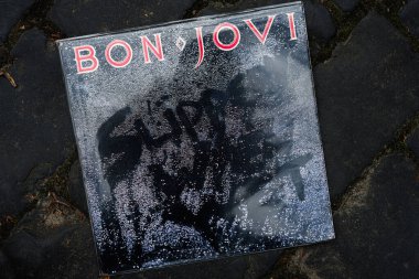 Lviv, Ukrayna - 13 Mayıs 2025: Bir Bon Jovi Slippery 1986 albümü, dokulu bir kaldırım taşı yüzeyi üzerine