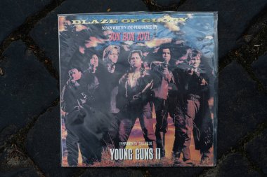 Lviv, Ukrayna - 13 Mayıs 2025: Young Guns 'tan esinlenerek Jon Bon Jovi 1990 Blaze of Glory albümü için vinil kapağı.