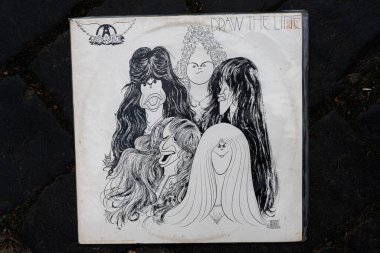 Lviv, Ukrayna - 13 Mayıs 2025: Aerosmith 1977 albümünün sanatsal karikatür çizimleri sergilenen kapağı.