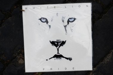 Lviv, Ukrayna - 13 Mayıs 2025: White Lion 'un 1987 albümü Pride' ın minimalist tasarımı,.