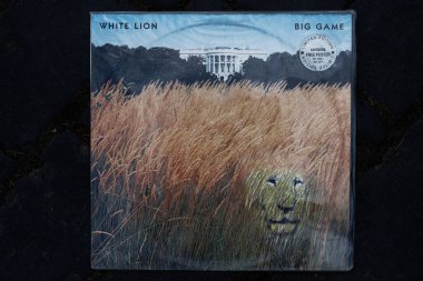 Lviv, Ukrayna - 13 Mayıs 2025: White Lion Big Game 'in 1989 sayılı sınırlı sayıda kapağı. 