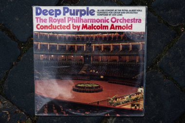 Lviv, Ukrayna - 13 Mayıs 2025: Klasik Deep Purple albümü 1969 'da Royal Albert Hall' dan canlı olarak kaydedildi. Grup ve Orkestra Konçertosu 
