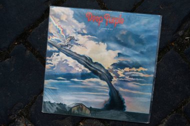 Lviv, Ukrayna - 13 Mayıs 2025: Simgesel kapaklı Stormbringer başlıklı Deep Purple tarafından klasik vinil 1974.