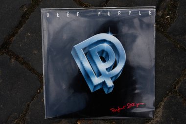 Lviv, Ukrayna - 13 Mayıs 2025: Deep Purple Perfect Strangers 1984 albümü.