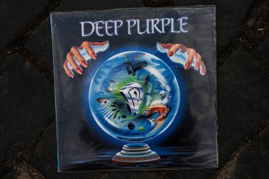Lviv, Ukrayna - 13 Mayıs 2025: Deep Purple Slaves ve Masters albümünün kapağı.