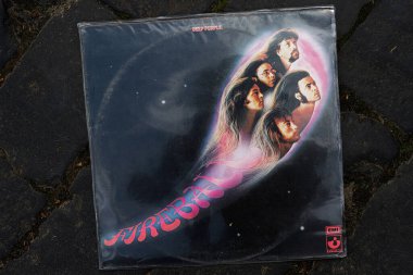 Lviv, Ukrayna - 13 Mayıs 2025: Deep Purple tarafından yayımlanan klasik rock albümü Fireball 1971, sanatsal tasarım sergilenmektedir