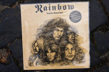 Lviv, Ukrayna - 13 Mayıs 2025: Gökkuşağı 1978 Uzun Canlı Rock n Roll albümünün kapağı