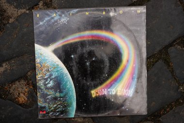 Lviv, Ukrayna - 13 Mayıs 2025: Rainbow Down to Earth 'ün Vinil 1979 plağı ikonik uzay temalı kapak resmi.