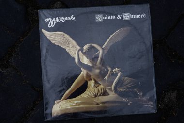 Lviv, Ukrayna - 13 Mayıs 2025: Azizler ve Günahkarlar 1982 albümü Whitesnake kapağında sanatsal heykel resimleri ve sembolizmi sergiliyor