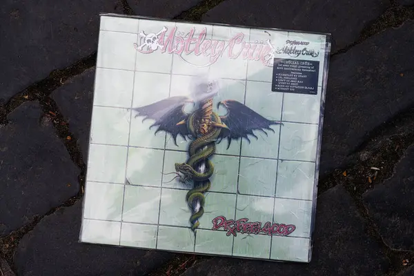 Lviv, Ukrayna - 13 Mayıs 2025: Dr. Feelgood 'un 1989 Motley Crue albümünün ayrıntılı kapak resmi.