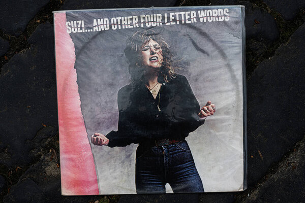 Львов, Украина - 13 мая 2025 года: альбом Suzi Quatro 1979 Rock Suzi... and Other Four Letter Words, запечатленный на текстурированном фоне