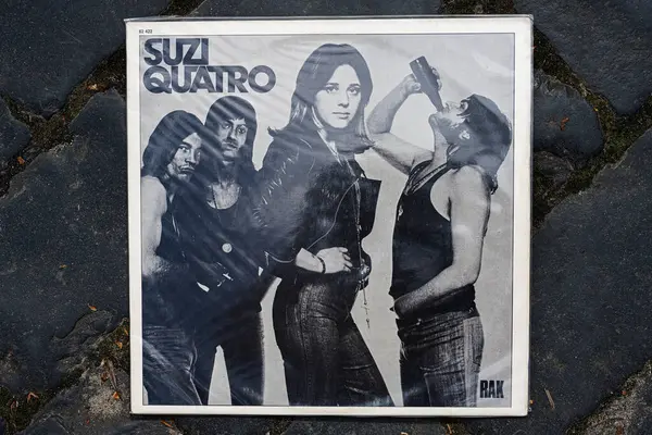 Lviv, Ukrayna - 13 Mayıs 2025: 1973 tarihli klasik rock sanatçısı Suzi Quatro 'nun kapak resmi.