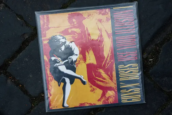 Lviv, Ukrayna - 13 Mayıs 2025: Guns N 'Roses' ın Kullanıcı İllüzyonunun Vinil albümü