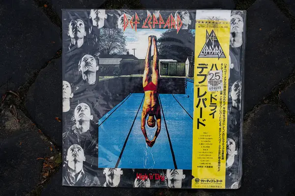 Lviv, Ukrayna - 13 Mayıs 2025: Def Leppard High 'n' Dry 1981 albüm kapağı 