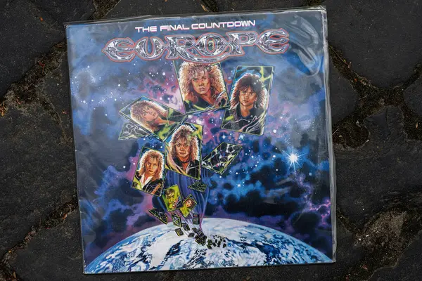 Lviv, Ukrayna - 13 Mayıs 2025: Iconic 1986 rock albümü The Final Countdown by Europe,