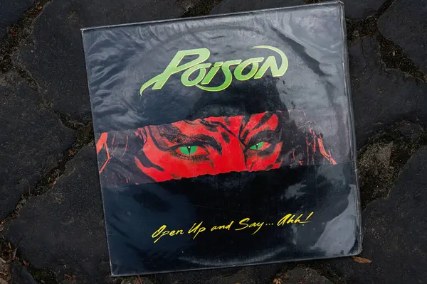 Lviv, Ukrayna - 13 Mayıs 2025: Poison 'ın 1988' deki klasik rock albümü dokulu bir arka planda sergilendi. Sansürlü kapak. 