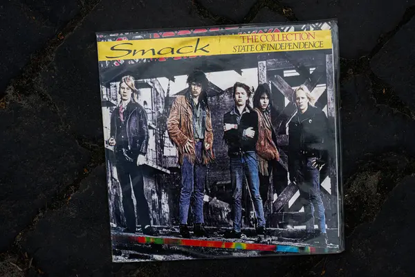 Lviv, Ukrayna - 13 Mayıs 2025: 80 'lerde rock kültürü ve grup üyelerinin tarzını sergileyen 1988 Smack State Of Independence albümünün kapağı.