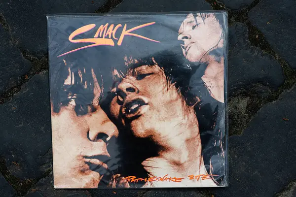 Lviv, Ukrayna - 13 Mayıs 2025: 1985 tarihli Smack Rattlesnake Bite kapağı, cesur rock müzik tarzını canlandırıyor.
