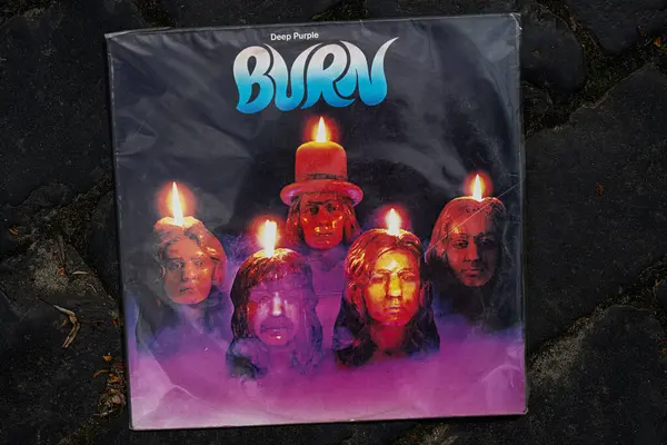 Lviv, Ukrayna - 13 Mayıs 2025: Deep Purple 1974 albüm kapağı rock başyapıtları Burn