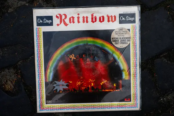 Lviv, Ukrayna - 13 Mayıs 2025: Rainbow 'un Vinil cover' ı 1977 'de piyasaya sürüldü, rock konseri teması.