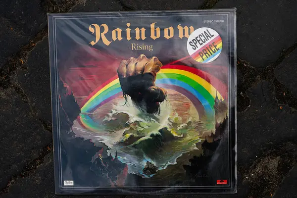 Lviv, Ukrayna - 13 Mayıs 2025: 1976 Rainbow Rising albümünün canlı renklerle yer aldığı vinil albüm.