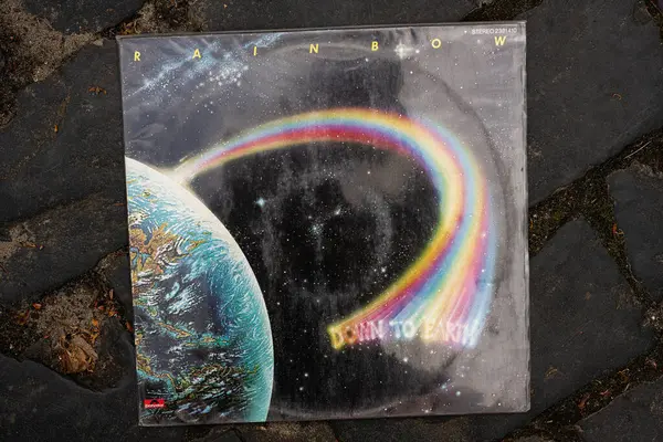 Lviv, Ukrayna - 13 Mayıs 2025: Rainbow Down to Earth 'ün Vinil 1979 plağı ikonik uzay temalı kapak resmi.