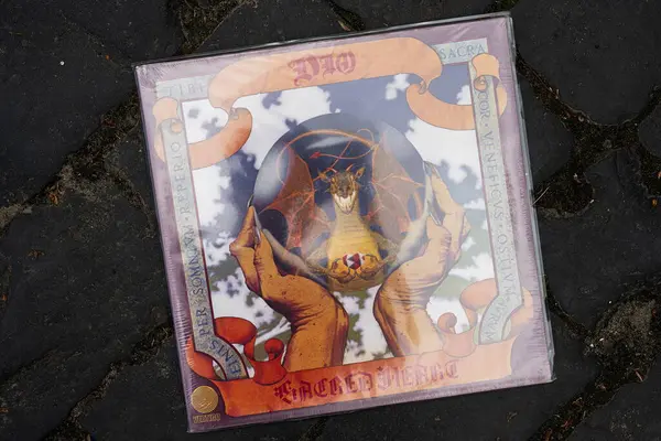Lviv, Ukrayna - 13 Mayıs 2025: Dio 'nun ejderha temalı kapak resimli Sacred Heart plağı, 1985 yılında yayınlandı.