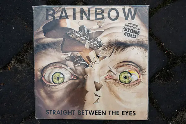 Lviv, Ukrayna - 13 Mayıs 2025: Rainbow Straight Between the Eyes 'ın plak albümü, 1982' de yayınlandı.