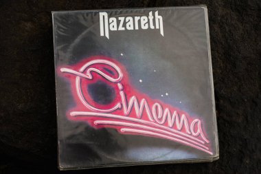 Lviv, Ukrayna - 13 Mayıs 2025: 1986 rock albümü Cinema by Nazareth 'in retro stil sanat eserleri içeren vinil kaydı