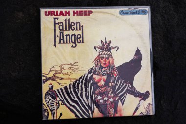 Lviv, Ukrayna - 13 Mayıs 2025: 1978 Uriah Heep Fallen Angel albümünün kapak resmi