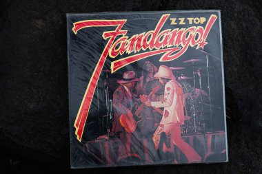 Lviv, Ukrayna - 13 Mayıs 2025 Klasik ZZ Top Fandango! Albüm 1975 kapak resmi canlı performanslarını vurguluyor.