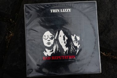 Lviv, Ukrayna - 13 Mayıs 2025: Zayıf Lizzy 1977 Bad Reputation albüm kapağı çarpıcı bir sanat tasarımı içermektedir.