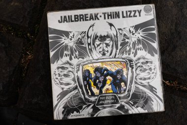 Lviv, Ukrayna - 13 Mayıs 2025: Thin Lizzy Jailbreak 'in 1976 rock estetik ve tasarımı sergilenen vinil albümü.