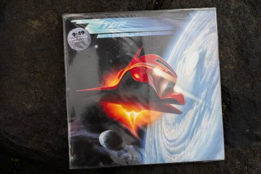 Lviv, Ukrayna - 13 Mayıs 2025: ZZ Top 1985 albümü Afterburner vinil.