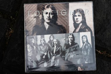 Lviv, Ukrayna - 13 Mayıs 2025: Foreigner 'ın vinil albümü Double Vision, 1978 yılında piyasaya sürüldü.
