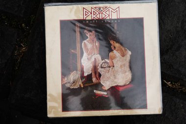 Lviv, Ukrayna - 13 Mayıs 2025: Prism 'Small Change' in yer aldığı vinil albüm kapağı, 1981 yılında yayınlandı, rock tarzı.